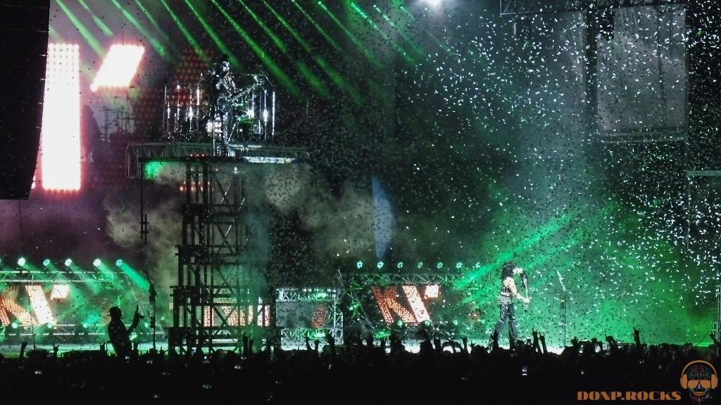 Kiss Puts On Off The Hook Stage Show
